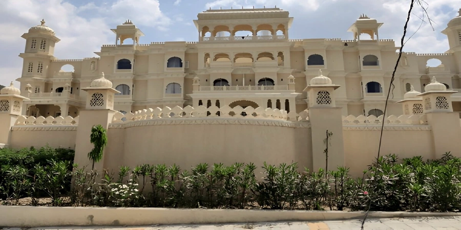 Kumbhalgarh Fort near hotels or restaurants.